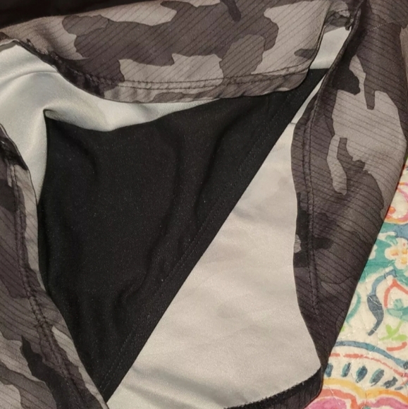 NIKE Womens CAMO SWIM board shorts/Running/ Athletics. Size LARGE - Picture 3 of 4